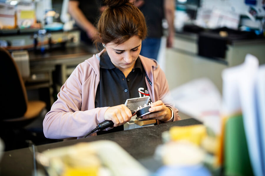 Mitarbeiterin bei der Arbeit Mitarbeiterin bei der Arbeit