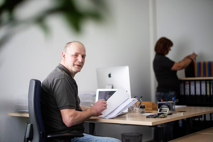 Herr Varrelmann im Büro Herr Varrelmann im Büro